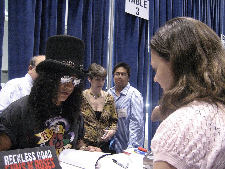 slashworldarg's tweet photo. #slashandfans 

Slash firmandole un ejemplar de Reckless Road a una fan en la Book Expo, mayo de 2008.

🤘🎩🇦🇷

#slash #fans #fanaticos #recklessroad #signed #autograph #book https://t.co/yP377UYBRq