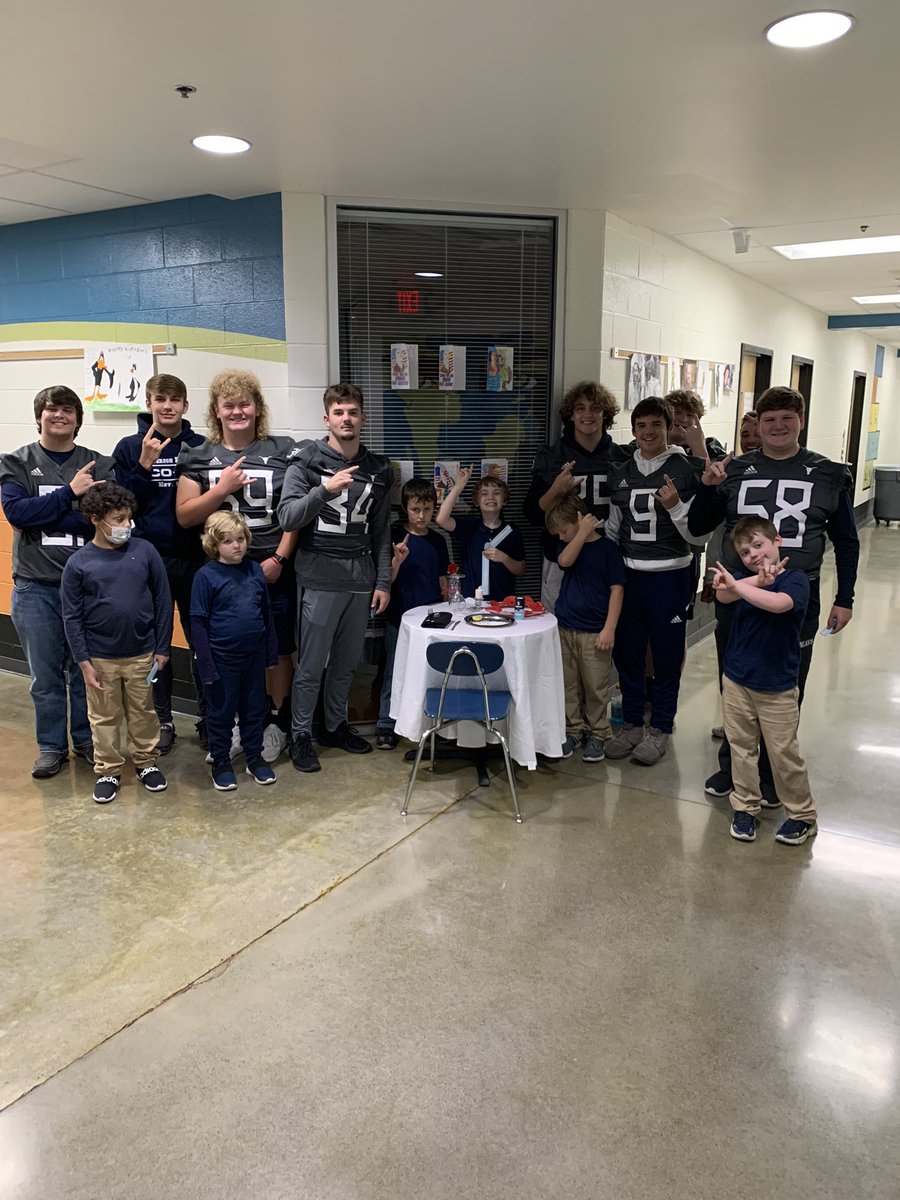 coach_Jessie's tweet photo. One more batch of pics from todayโs #ReadOptionFriday! #HookEm #LoveServeCare ๐ค๐ป๐ค๐ป@darrenleach33 @nate_stecker @MaverickAD1 @BenDownsACMAVS @ACSchoolsTN https://t.co/Gp0ktf8Hsx