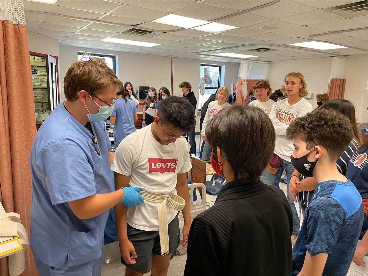 BeevilleISD's tweet photo. Eighth graders from @MorenoJrHigh toured the @BISDACJ campus Thursday afternoon in preparation for pre-registration next week. Check out more photos on our Facebook! #BISDElevate #BeInSpireD #WeAreBISD https://t.co/MTuoZaepzT