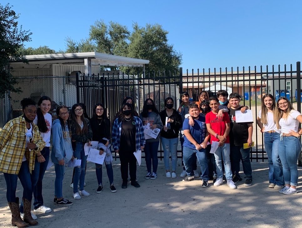 BeevilleISD's tweet photo. Eighth graders from @MorenoJrHigh toured the @BISDACJ campus Thursday afternoon in preparation for pre-registration next week. Check out more photos on our Facebook! #BISDElevate #BeInSpireD #WeAreBISD https://t.co/MTuoZaepzT