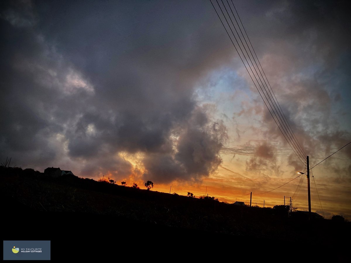 St. Ives may be famous for the quality of light in far West Cornwall, but it appears, the quality of its darkness has an equal claim to fame too: Twilight as an autumnal gale blows in from the Atlantic.
#autumngales #StIves #sunsets #winterholidays