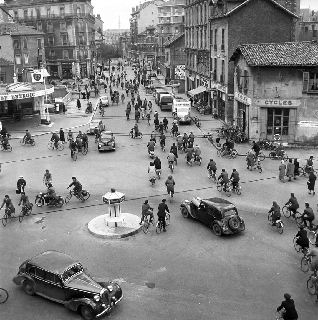 La France avant que la voiture ne colonise l’espace et notre esprit:

le rapport de forces 🚲 versus 🚗 était exactement l’inverse!