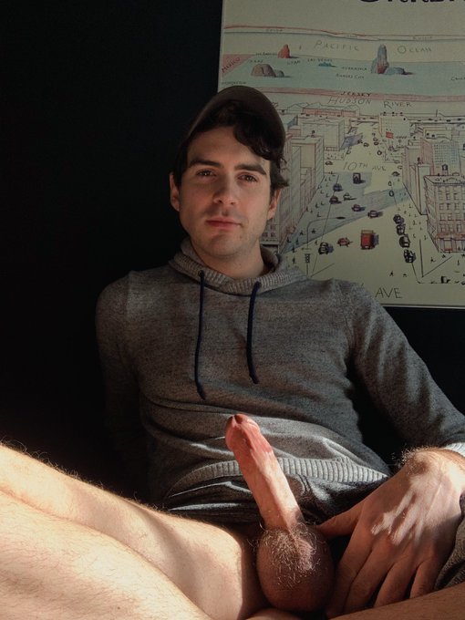 Google Photos reminded me I took these nudes two years ago&hellip; https://t.co/iwELUTzBmR