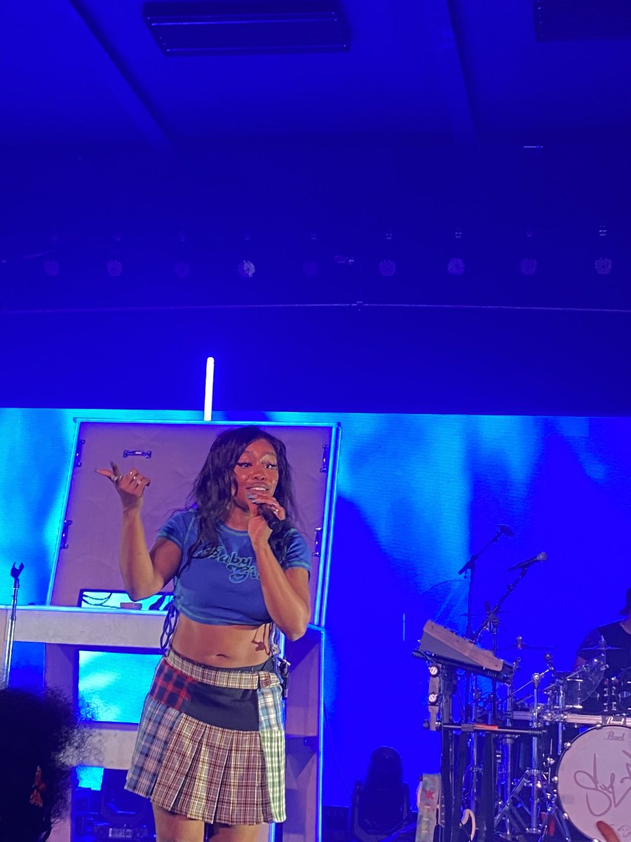 peachymooner's tweet photo. i saw @sza on 11/11 my wish came true 🥰 https://t.co/Q5GFUR3ziu