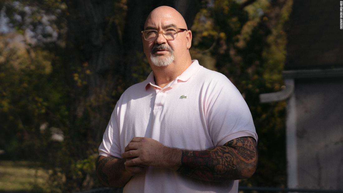 A judge called this private detention center “an absolute hellhole.” Former guards say many cell doors didn’t lock and violence is common. 
But even as the federal govt is moving detainees out, the company that runs the facility is working to keep it open: cnn.com/2021/11/12/pol…