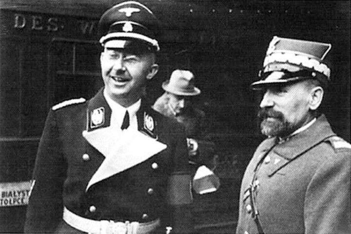 Agdam_for_EU's tweet photo. @DarthPutinKGB Heinrich Himmler and Kordian Zamorski just before dividing Czechoslovakia between Germany and Poland
Totally not allies https://t.co/kkhc49M90b