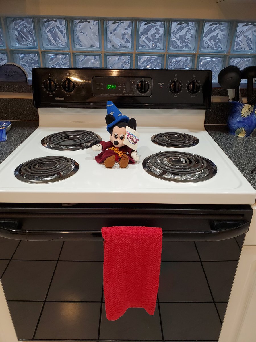 PVPhouse's tweet photo. Eating out can add hundreds of dollars to your budget.Our kitchen has everything you need to prepare meals for your family. Save time and money.Reserve direct and save on rental site fees. 
#Kissimmee #Orlando #vacationhome #WaltDisneyWorld #universalstudiosorlando #airbnb #vrbo https://t.co/5jVQfljdW3