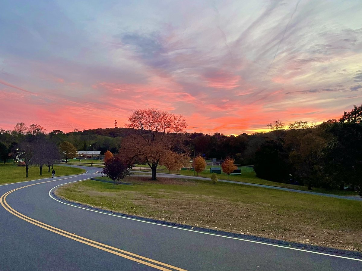 SkyeLi27's tweet photo. Sunset from Cornwall and Connecticut last week https://t.co/fFBbwMRgjv