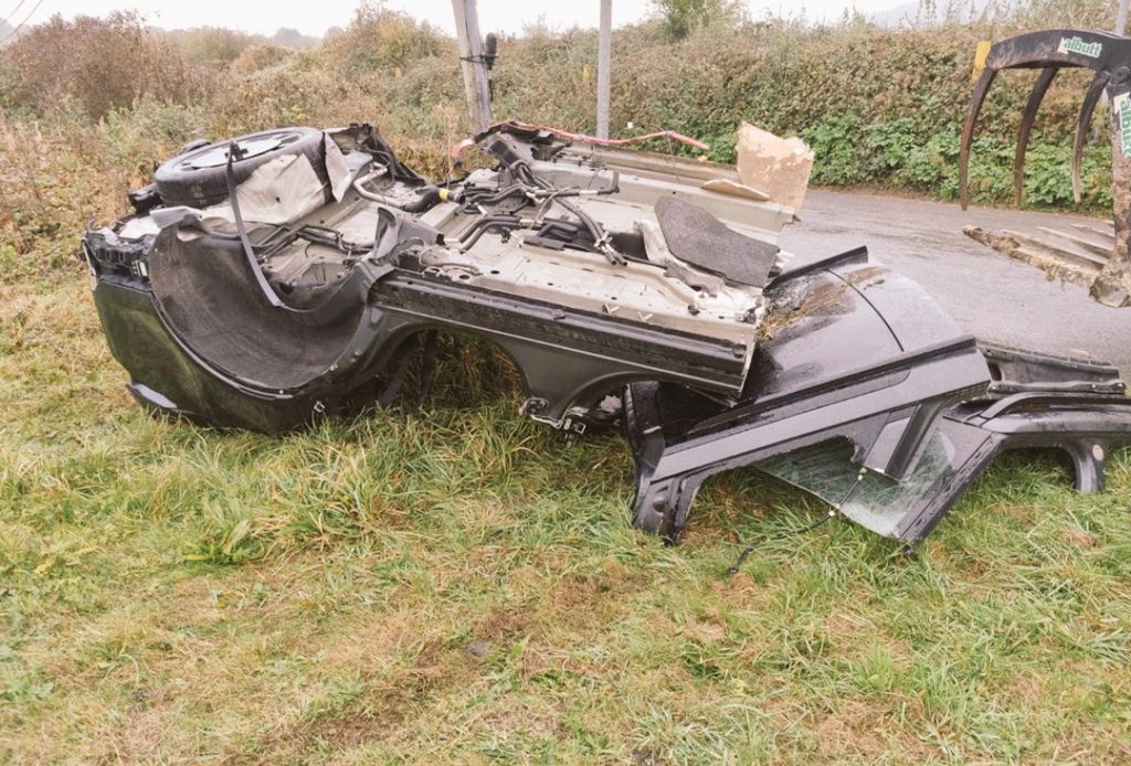 KentPoliceRural's tweet photo. Today the team received contact from a local farmer about this...what you are looking at is the remains of a stolen Landrover Discovery from @metpoliceuk Sadly this one won't be making its way back to its rightful owner. Enquiries are ongoing. NL #RuralCrime #LandyTheft https://t.co/W8hCj5tOeT