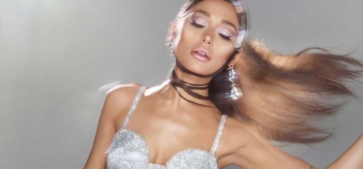 Nueva foto de Ariana Grande para su línea de maquillaje "r.e.m beauty".