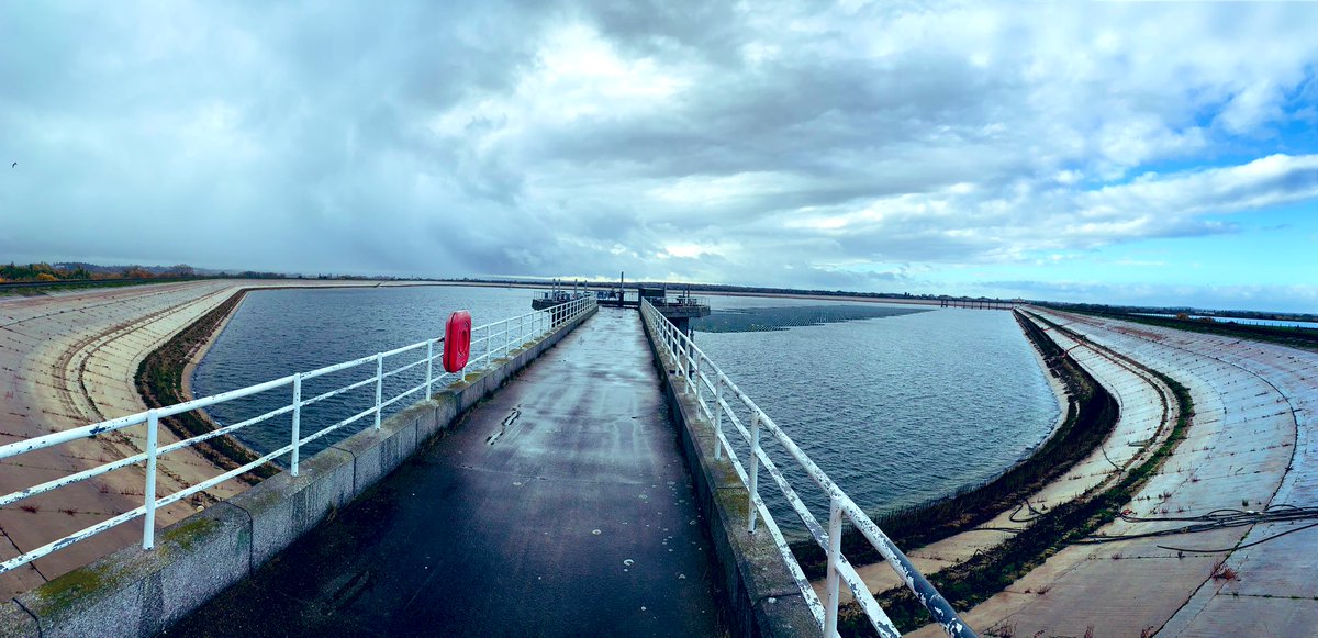 1/ So a rather unusual visit to the Queen Elizabeth II reservoir today - a reservoir that stores 10% of the capital’s water supply. Unusual as it’s currently drawn down for the first time since it went into service in 1962. A thread on why…