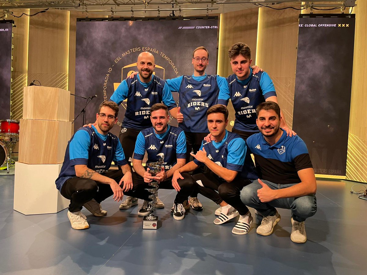 MovistarKOINOW's tweet photo. ¡CAMPEONES de #ESLMasters! 🏆🙌

#SomosMovistarRiders https://t.co/wiTZNyn9W0