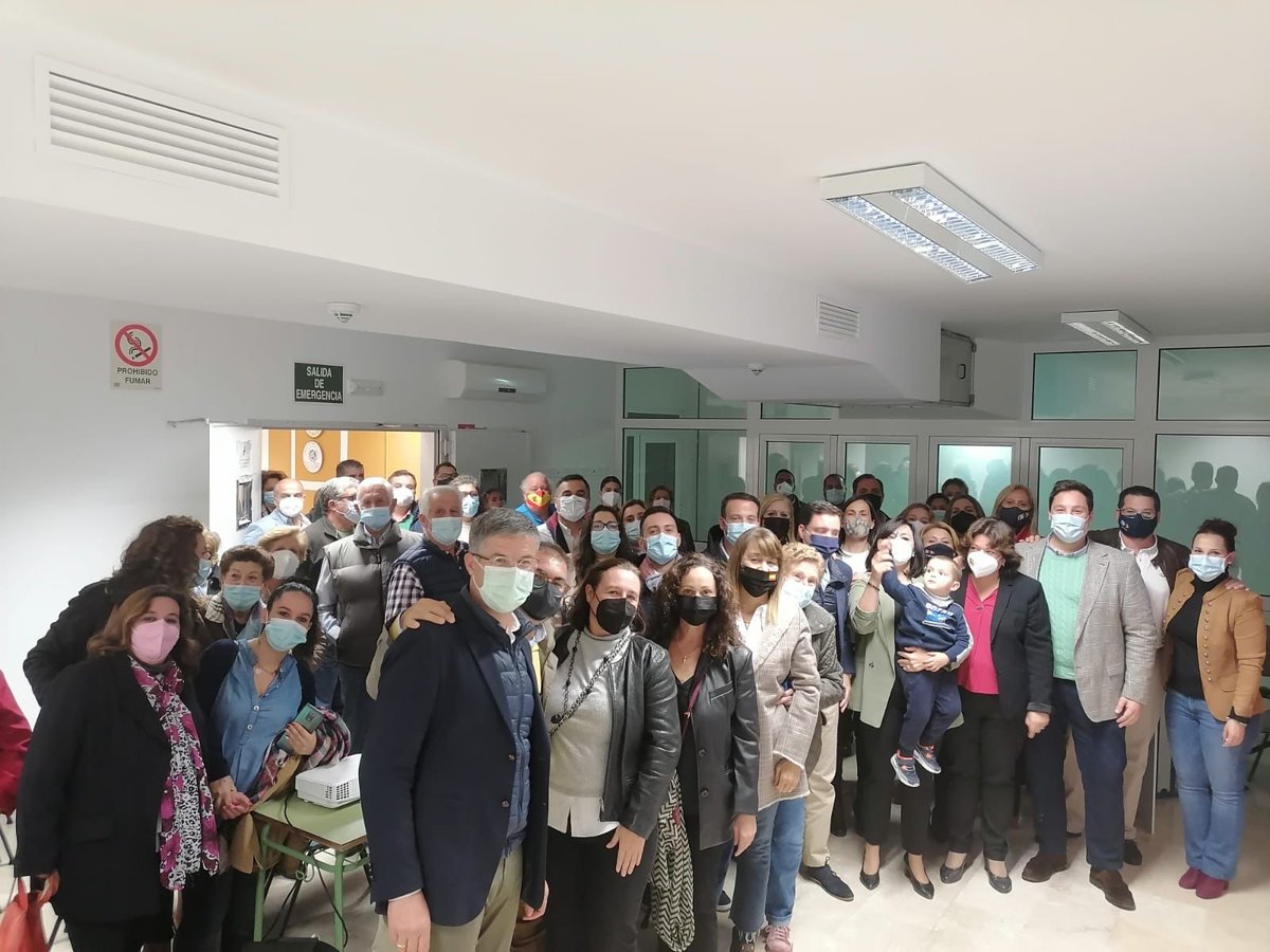 Virginiaperez11's tweet photo. Acabamos la jornada en el @PPdeSevilla del viernes con el Congreso Local de #Huevar. Enhorabuena alcaldesa, @maruhuevar por tu reeleción como Presidenta del @PPdeHuevar. https://t.co/GGxeeqnPLO