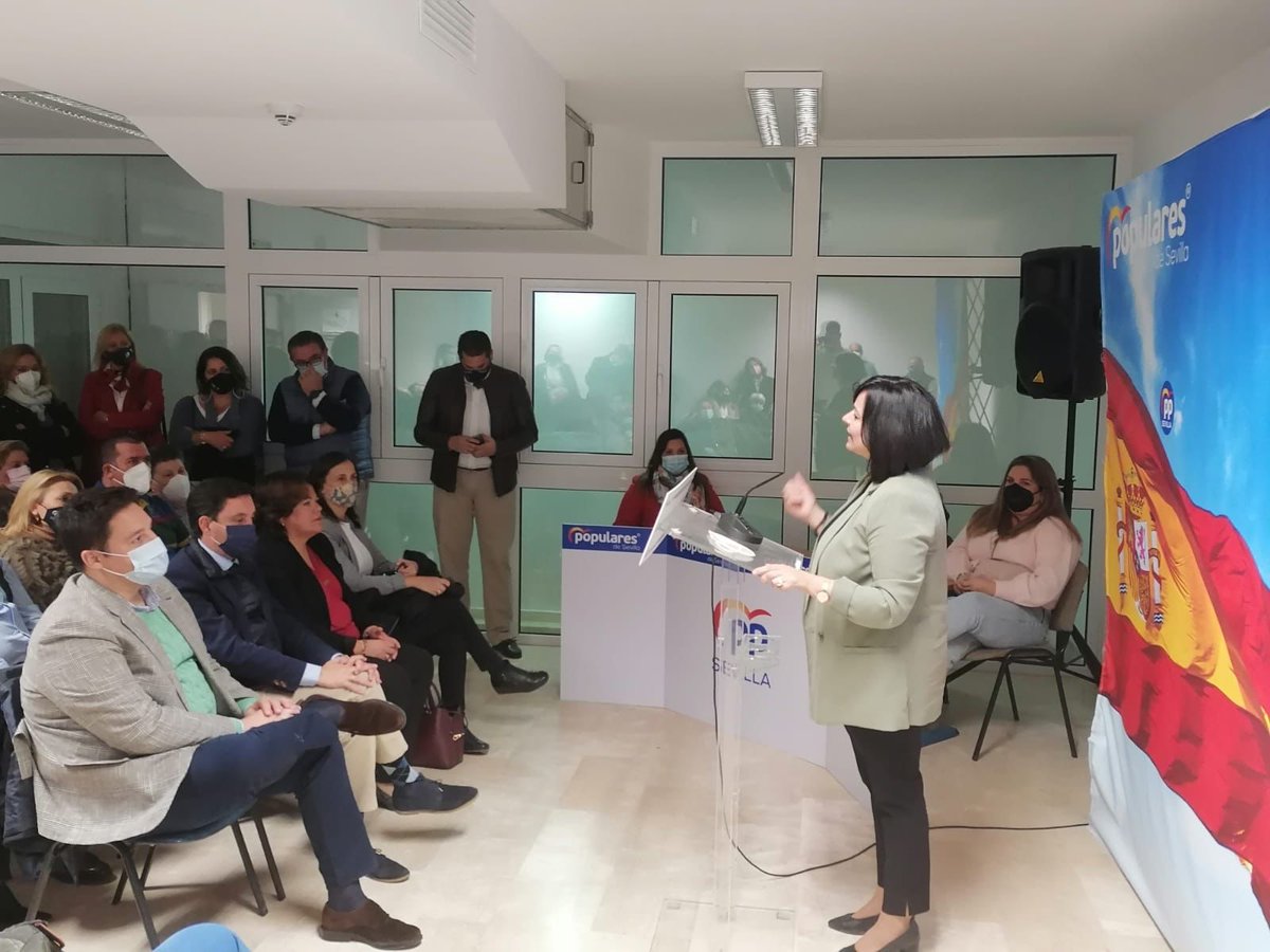 Virginiaperez11's tweet photo. Acabamos la jornada en el @PPdeSevilla del viernes con el Congreso Local de #Huevar. Enhorabuena alcaldesa, @maruhuevar por tu reeleción como Presidenta del @PPdeHuevar. https://t.co/GGxeeqnPLO