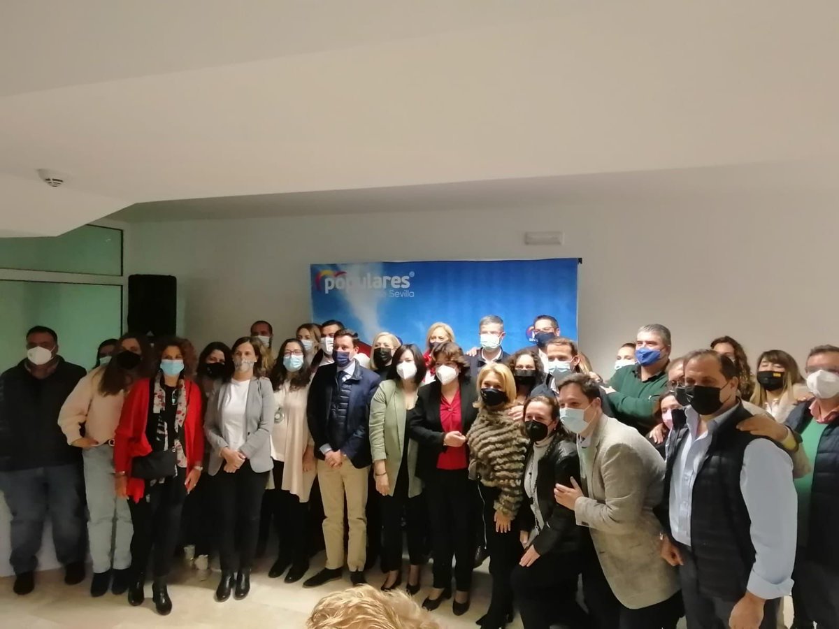 Virginiaperez11's tweet photo. Acabamos la jornada en el @PPdeSevilla del viernes con el Congreso Local de #Huevar. Enhorabuena alcaldesa, @maruhuevar por tu reeleción como Presidenta del @PPdeHuevar. https://t.co/GGxeeqnPLO
