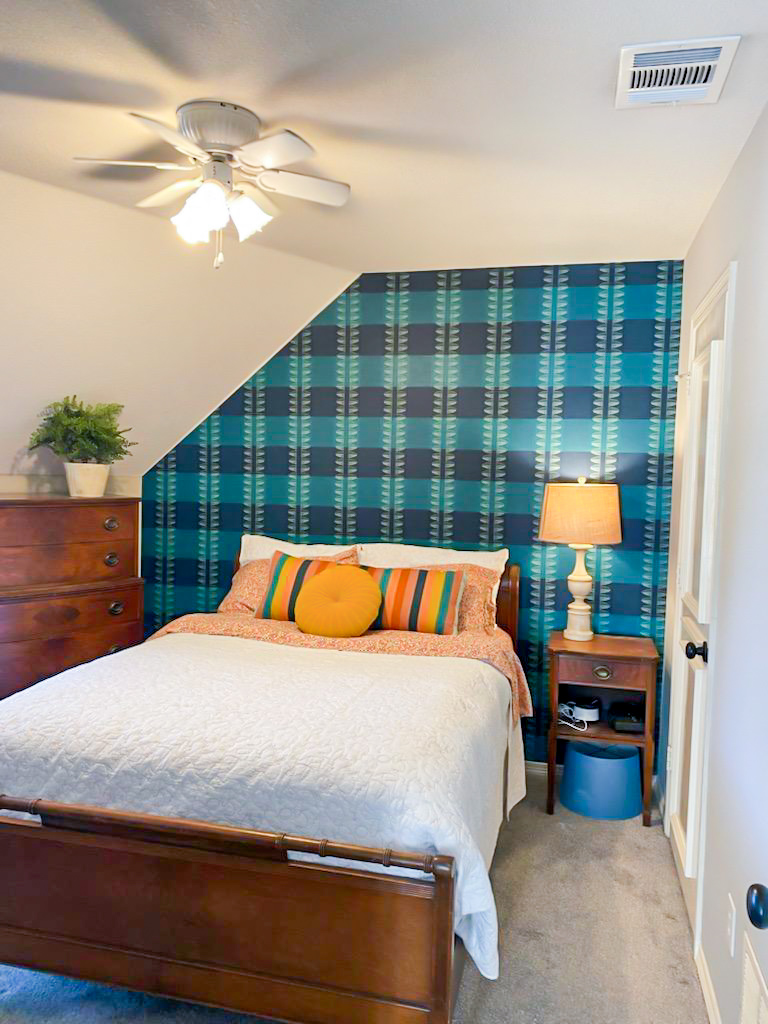 We got to make a client very happy with this awesome plaid wall today!!

Definitely feeling those fall vibes today!

What's your favorite season?

#fallvibes #autumnvibes #dallashomes #wallpaper #falldecor #interiordecor #dallastexas #dallasbusiness