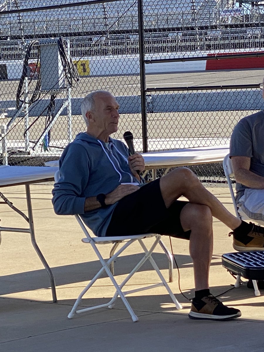 TheOtherLori's tweet image. Got to listen the ever wonderful @BartYasso speak today. See you tomorrow. @bermudababe76 this is for you! 💙 #runchat #spreadinginspiration #RVAMarathonweekend #Megsmiles