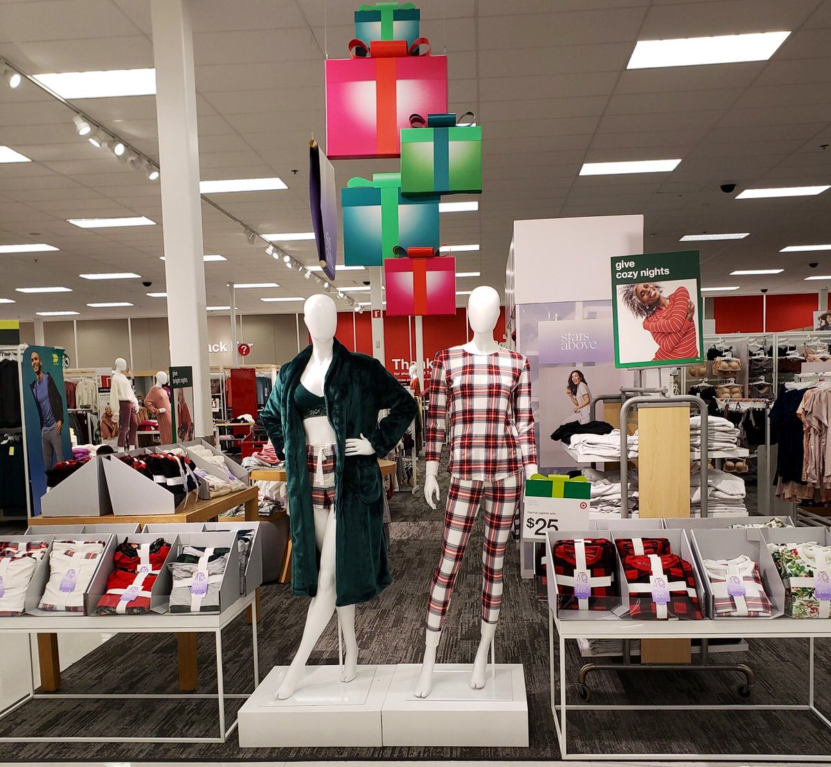 Specialty0927's tweet photo. Shoutout to my AMAZING specialty sales team for ALL of their hard work the past 2 weeks! You all are an inspiration! #OneTeam #D141 #T0927 #Winning #CareGrowWinTogether #Holiday #ProudETL #OneDream @AmandaSully01 https://t.co/oylToL7DN4