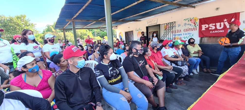 RQuiaraguaPsuv's tweet photo. #12Nov || Qué noble el pueblo de la parroquia 5 de Julio en Caroní, muchas gracias por unirse a la construcción de una gran victoria el próximo #21N. Estamos comprometidos con ustedes, nosotros venceremos. @NicolasMaduro @amarcanopsuv @OviedoPSUV #EnsayoMasGrandeDelMundo https://t.co/hm0oNB6Aq1