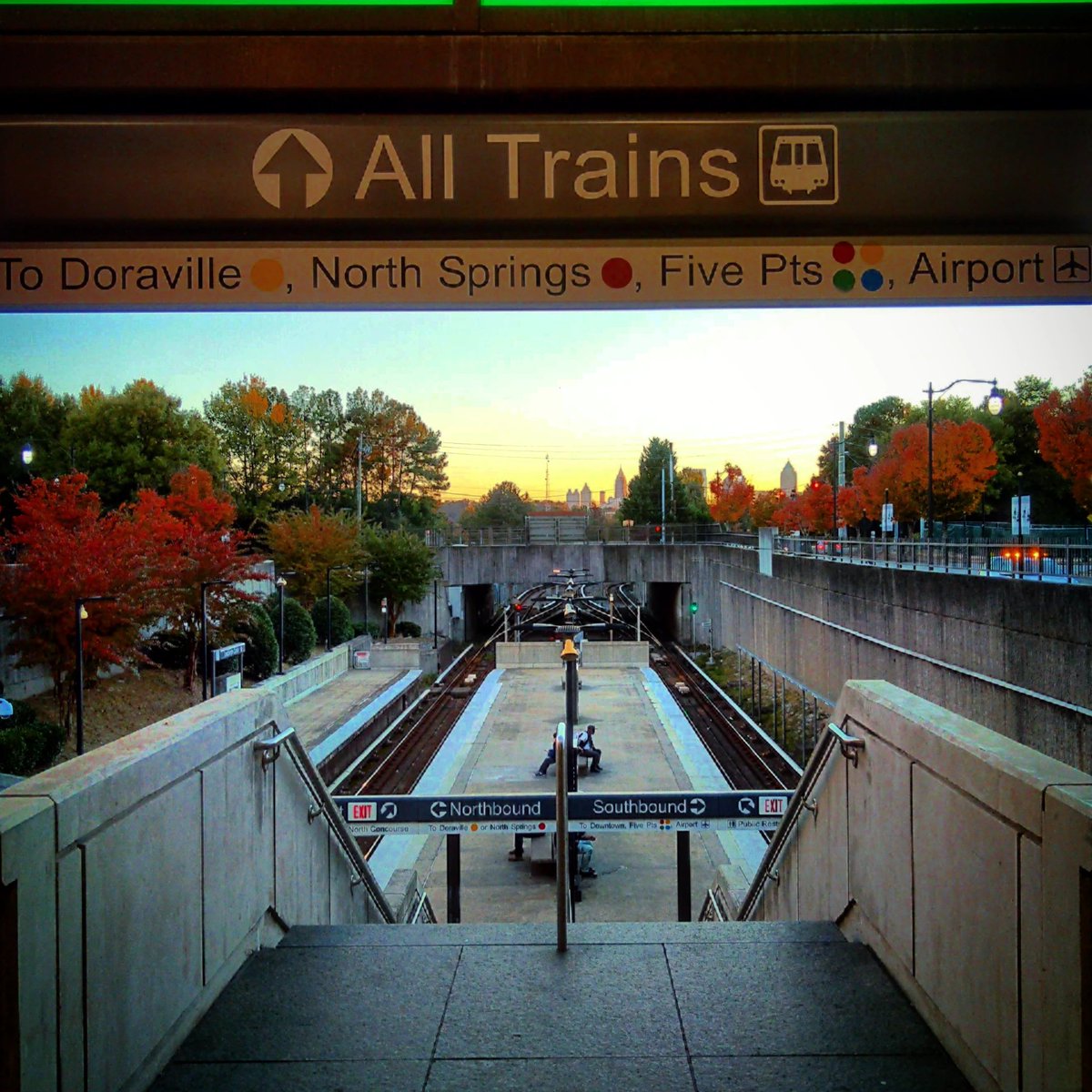 marta_explorers's tweet photo. That wraps up today's #FallFoliageFriday while waiting at sunset for the next southbound at Lindbergh. https://t.co/8FauC8Pfrz