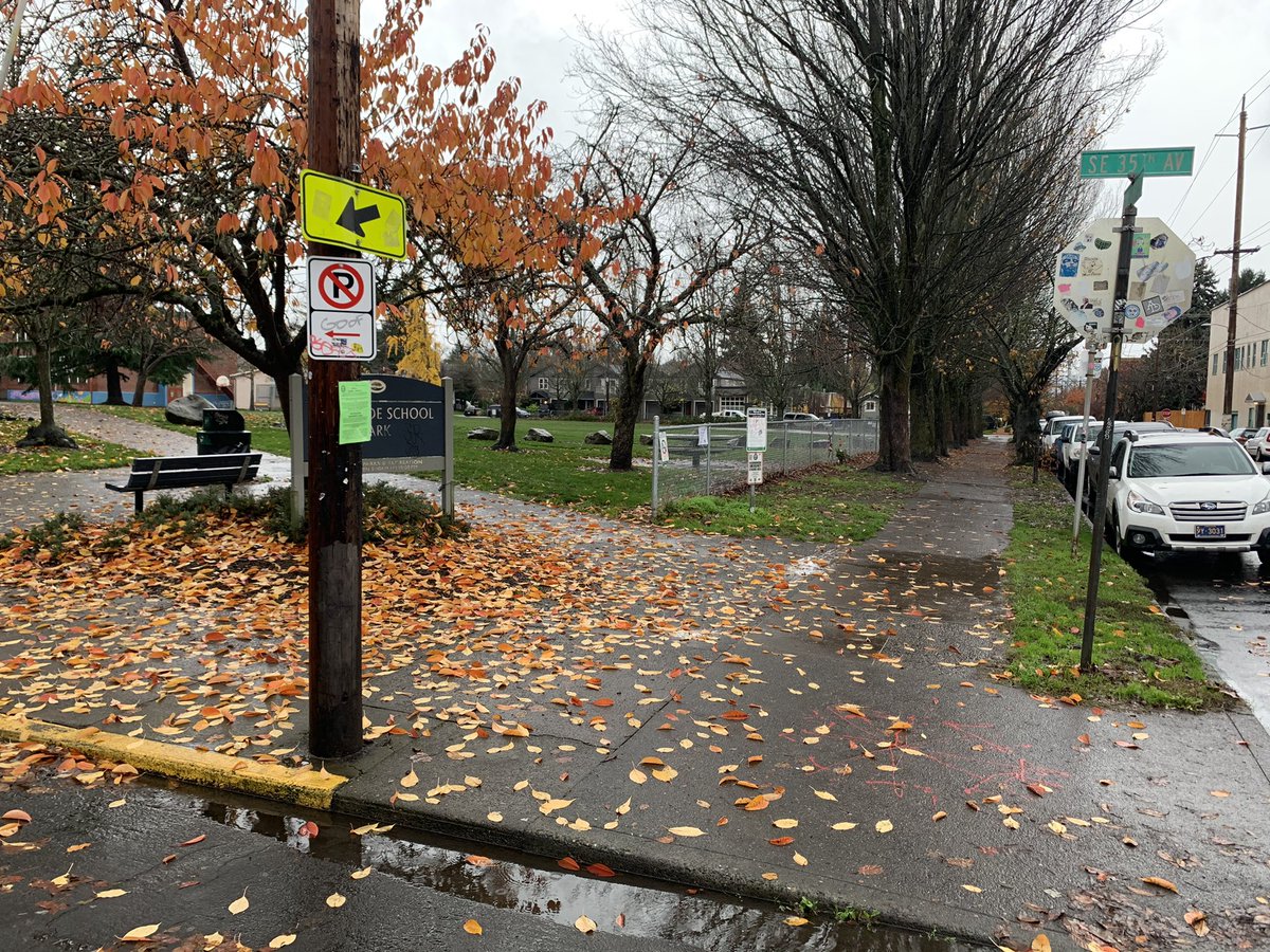 The City just posted a sweep notice on an empty street. Definition of a bad faith effort and doubling down on a commitment to endanger houseless people. <a href="/joannhardesty/">Jo Ann Hardesty Commentary</a> <a href="/PBOTinfo/">Portland Bureau of Transportation</a> @ahfe_multco <a href="/SMeieran/">Sharon Meieran</a> <a href="/MingusMapps4PDX/">Mingus Mapps</a> #pdx #homelessness #shelterpdx