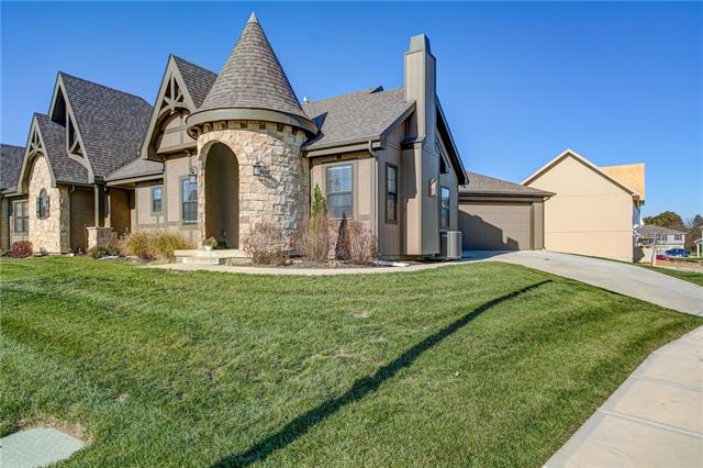 RobEllermanTeam's tweet image. New Listing! $268,000.00, 2BR, 2BA, 1200 SW Arborcrest Drive, Lee's Summit, MO 64082, Full Details 150237907.homesconnect.com/Listing/306613…