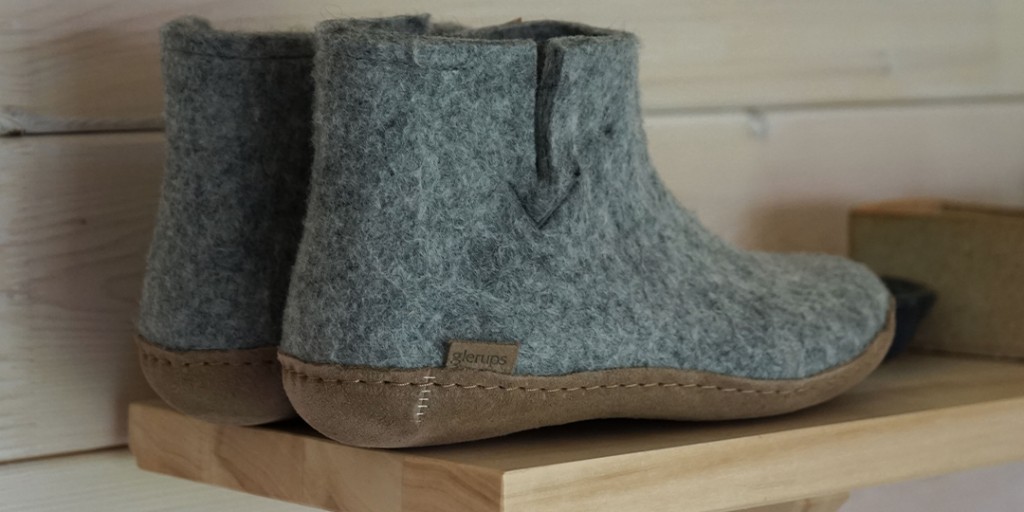 Glerupsca's tweet photo. It's a beauty for men and women. 100% pure wool Glerups comfort and warmth right up to the ankles. 

#glerups #boot #slipperboot #danishslipper #cuteboot #review #glerupsca #canada #happy #warmfeet #comfortablefeet #noitch #hygge https://t.co/KXjICv7Gnv
