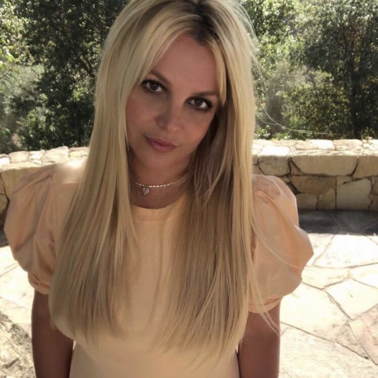tracklist's tweet photo. 🚨 ELA ESTÁ LIVRE: Em audiência decisiva, a tutela de Britney Spears foi oficialmente encerrada e a cantora retoma o controle da sua carreira e bens. 

UM GRANDE DIA! ❤️ https://t.co/MpahrRLqop