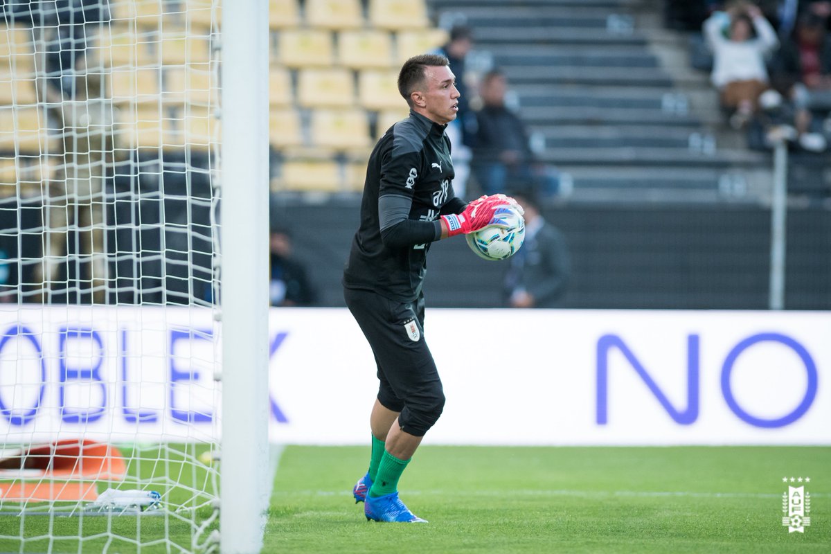 Uruguay's tweet photo. 🧤 🔛 La Celeste comenzó el calentamiento en el estadio Campeón del Siglo.

📸 @1_Muslera_25 https://t.co/xJOSaY8oj2
