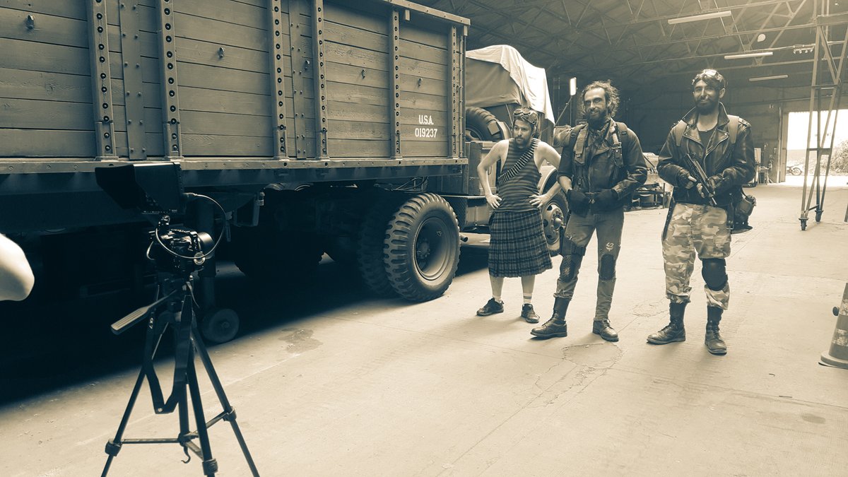 ExitiumOfficiel's tweet photo. Un curieux trio, certes. Mais on ne
fait pas les difficiles dans un endroit où un cafard
radioactif fait un exceptionnel dîner de Noël.
#exitiumfilm #exitium #univem #postapo
#photoshooting📷 #tournagefilm
#madmaxstyle #shootingphoto #wastelanderwarriors
#postapocalipse https://t.co/skbLyVoM9w