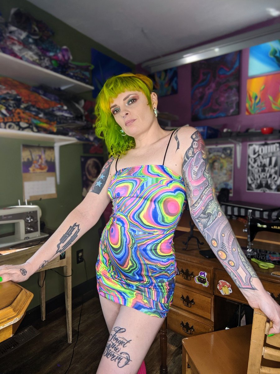 It's been awhile since Ive been on Twitter. Ya girl has been busy. She's back at it with some spicy hot sauce. Link in Bio 🔥

#tattoo #altmodel #milf #erotic #rainbow #hottie #curves #metalbabes #artist #artstudio #gorgeous #art