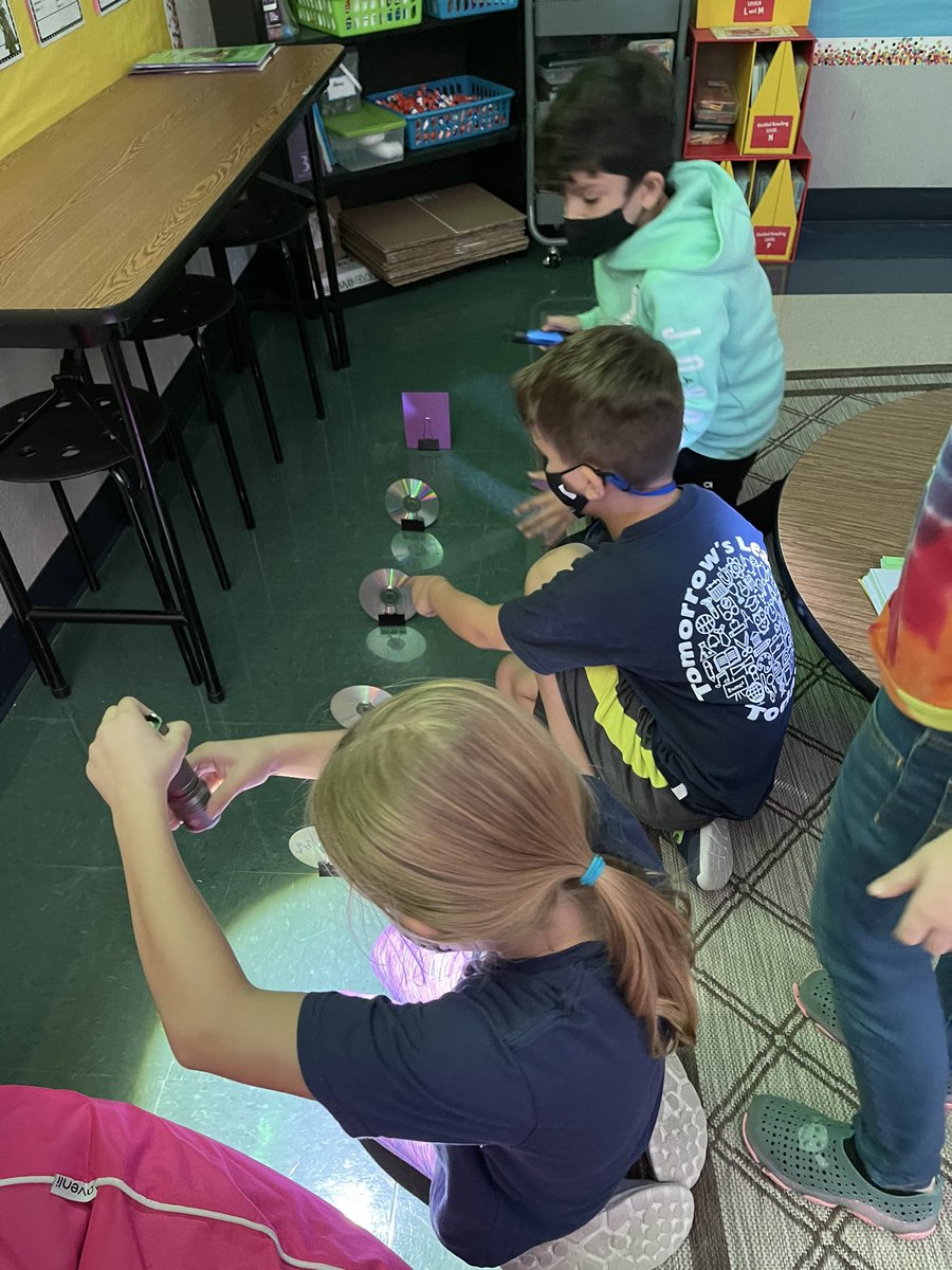 TinaMireles1's tweet photo. How does light travel? Today our 3rd graders did an investigation to find out!#RootEdRoanForest #theNEISDway #3rdGradeRocks #GoRoanForestGo @roanforestneisd https://t.co/uO1SP0o3Jn