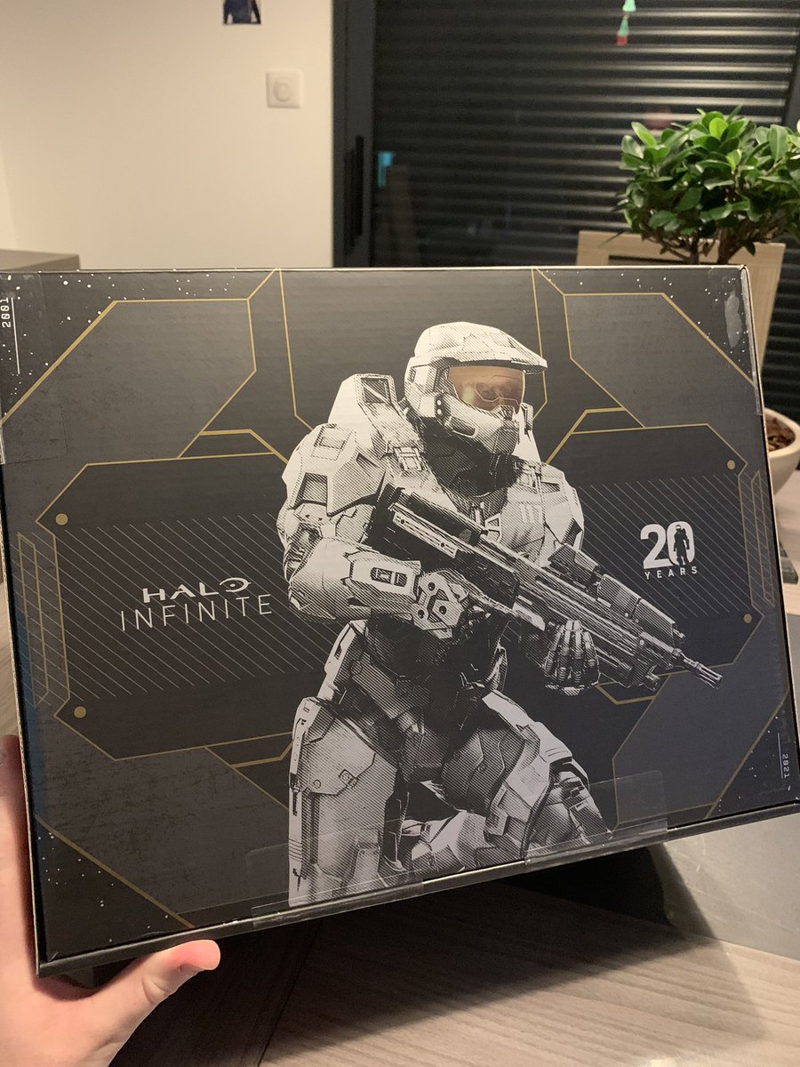 _XboxNews's tweet photo. Here's an unboxing of the Halo Infinite Xbox Series X. Courtesy of @Darkshadow0710 https://t.co/bfrQCKzGzS