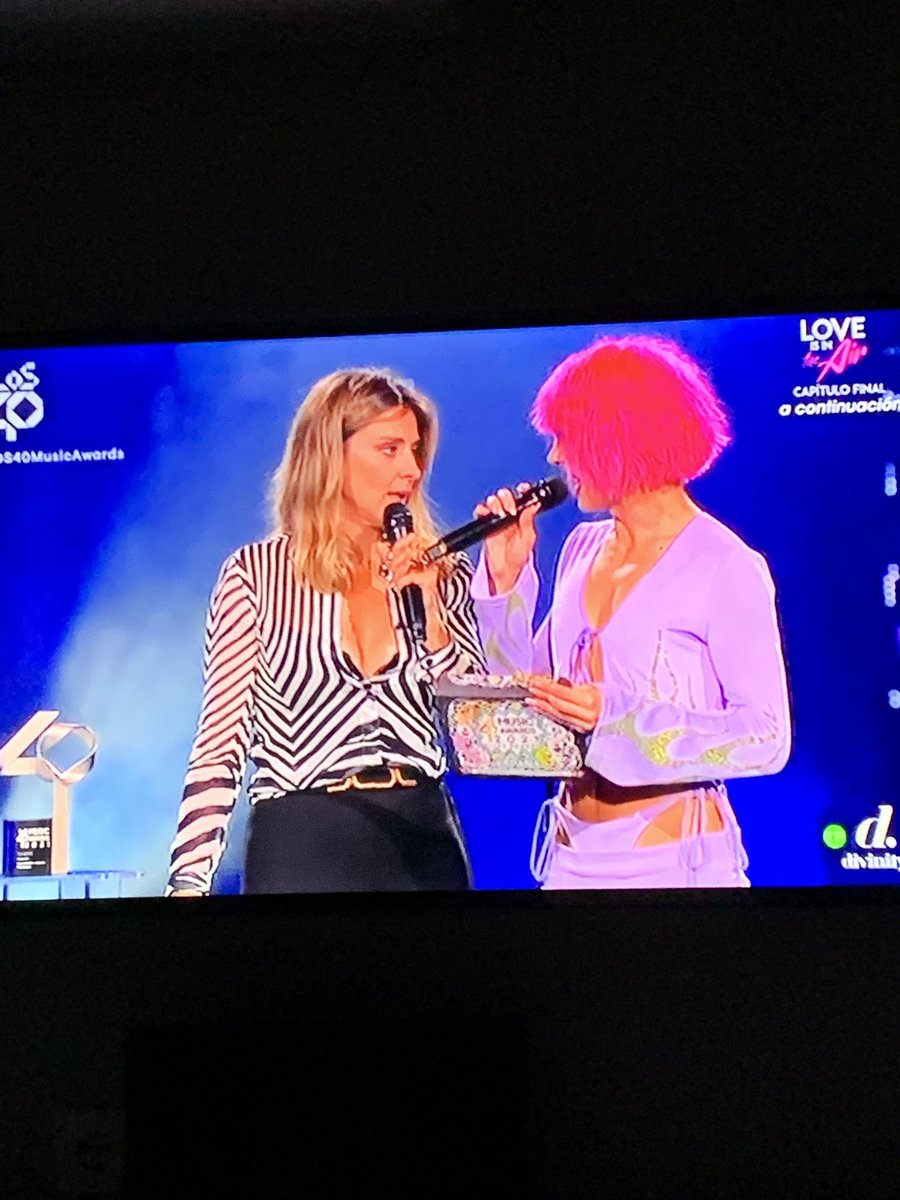 Sofiiaherrera_'s tweet photo. Borrachas pero buenas muchachas 😛 #Los40MusicAwards2021 https://t.co/M9aIKiYRhj