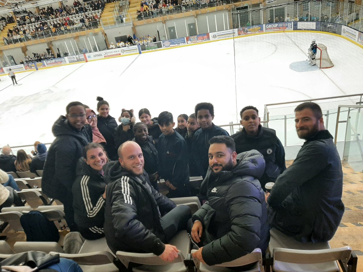 DTC_PE's tweet photo. ⛸🏒Extra- curricular doesn't stop at 5pm at @DixonsTC! Some of our Year 7 sport club students had a phenominal time at @Leedsknights' cup game tonight! What a match! 6-5 with 2 goals in the last minute!🏒⛸
#PuckerUp #WellPlayedMrSilcock #ExperienceSport https://t.co/m2GCVt9pdC