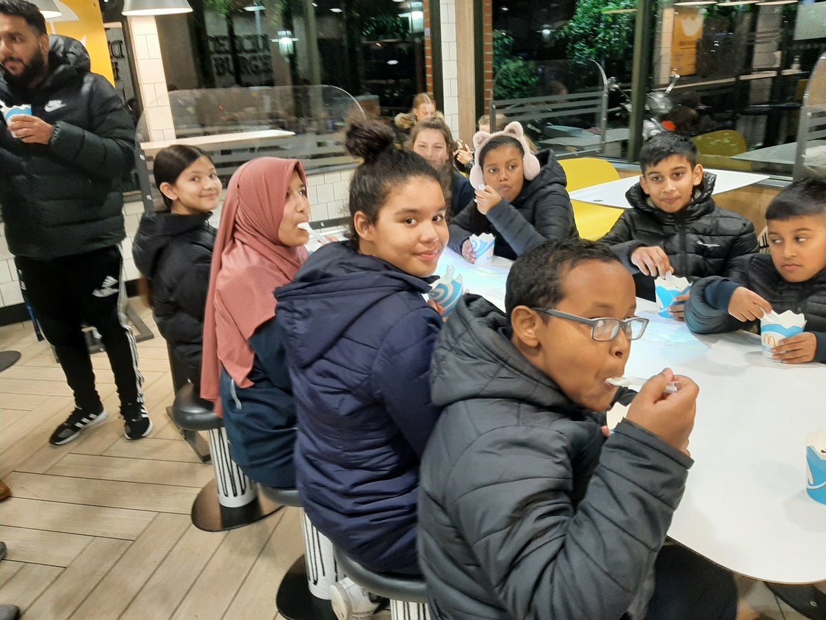 DTC_PE's tweet photo. ⛸🏒Extra- curricular doesn't stop at 5pm at @DixonsTC! Some of our Year 7 sport club students had a phenominal time at @Leedsknights' cup game tonight! What a match! 6-5 with 2 goals in the last minute!🏒⛸
#PuckerUp #WellPlayedMrSilcock #ExperienceSport https://t.co/m2GCVt9pdC