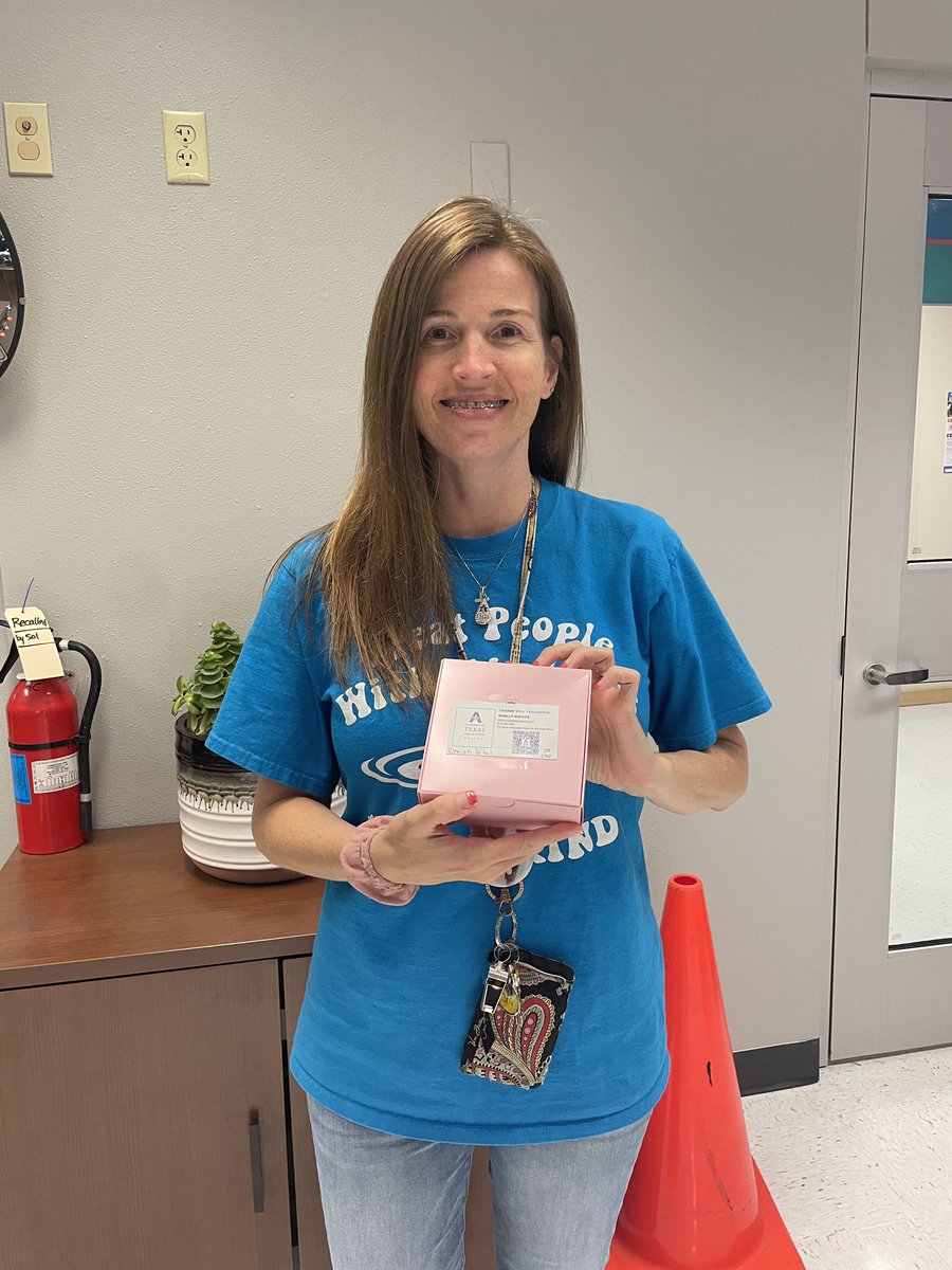 Jaimeclarkstory's tweet photo. Thanks to UTA for sharing information about your master programs and bringing a special treat for our teachers! @CastleHillsES @SBriggsUTA https://t.co/Xk15w1QDX1