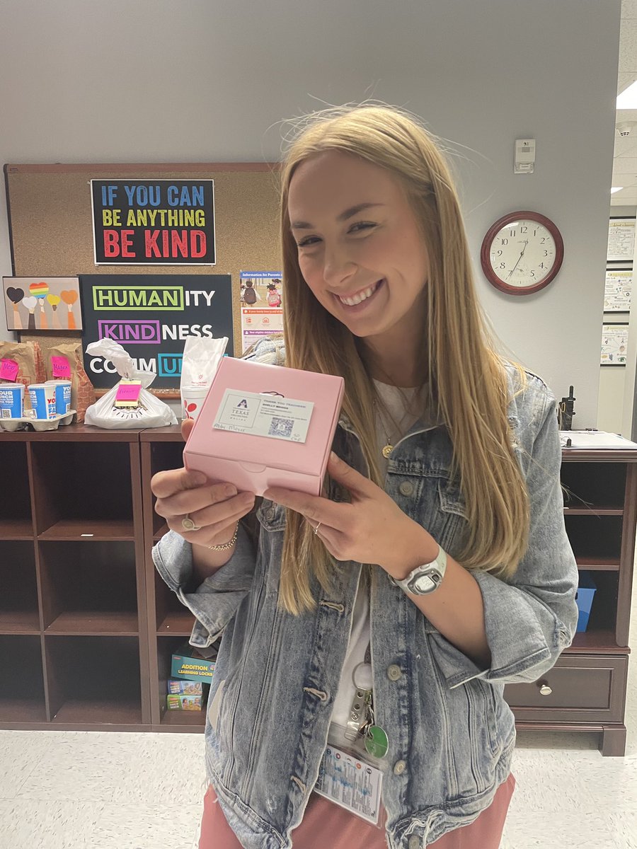 Jaimeclarkstory's tweet photo. Thanks to UTA for sharing information about your master programs and bringing a special treat for our teachers! @CastleHillsES @SBriggsUTA https://t.co/Xk15w1QDX1