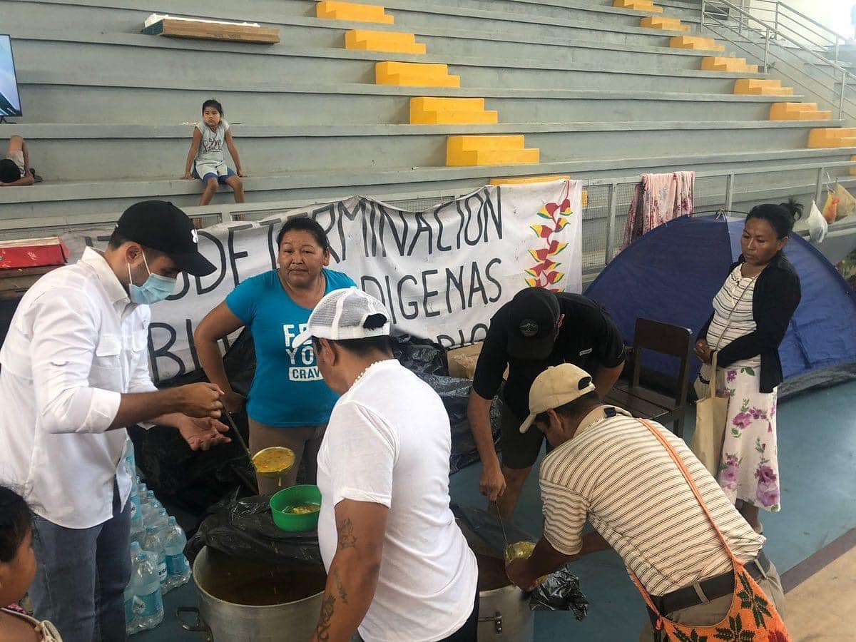 RiosDePie's tweet photo. Ayer, Olla Comunitaria Bolivia preparó 300 platos de guiso de fideo que fueron repartidos entre los integrantes de la marcha indígena 🙌🏽 y 182 sandwiches que se repartieron entre diferentes hospitales en la ciudad de Santa Cruz. 

#MarchaIndígena
#BoliviaProtesta 
#RíosDePie https://t.co/GdQLDeXplX