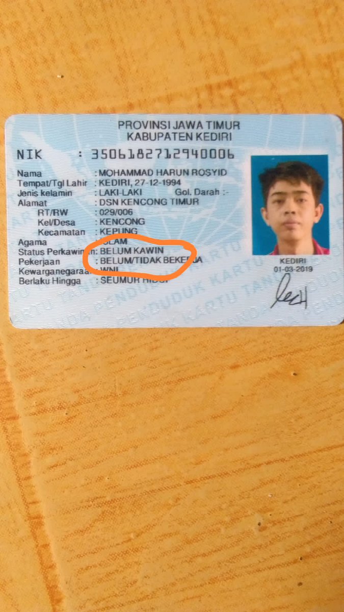 vlyaaa's tweet photo. #twitterdoyourmagic tolong ada yg kenal tidak dengan orang ini ,#kediri mengaku orang surabaya tpi aslinya kediri ,katanya berusia 23 tpi malah 27 .sampai mau melamar kakak saya .#Trending #kediriupdate https://t.co/mh6sok9JVd