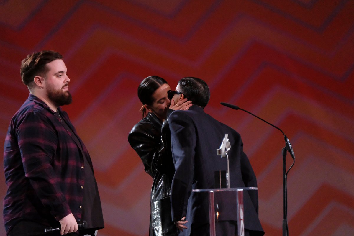 Los40's tweet photo. No te preocupes, @IbaiLlanos, siempre hay alguien al otro lado 😉El beso de @rosalia y @rauwalejandro 💋🥰 #Los40MusicAwards https://t.co/l0ncGmZ1qE