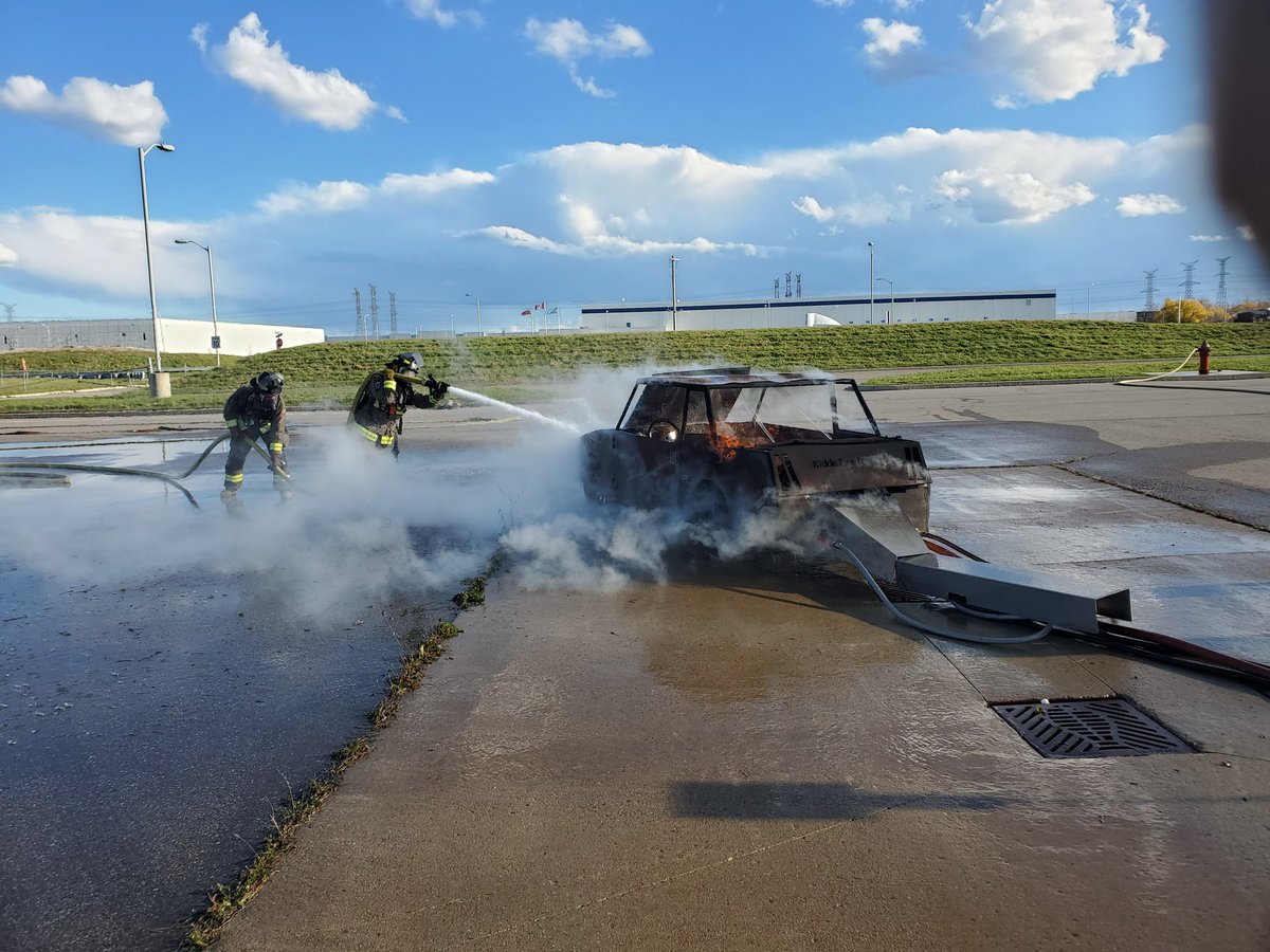 matlee27's tweet photo. Awesome day of propane prop car fires with the 2021 Mississauga Fire Recruits! https://t.co/bO99CyFNng