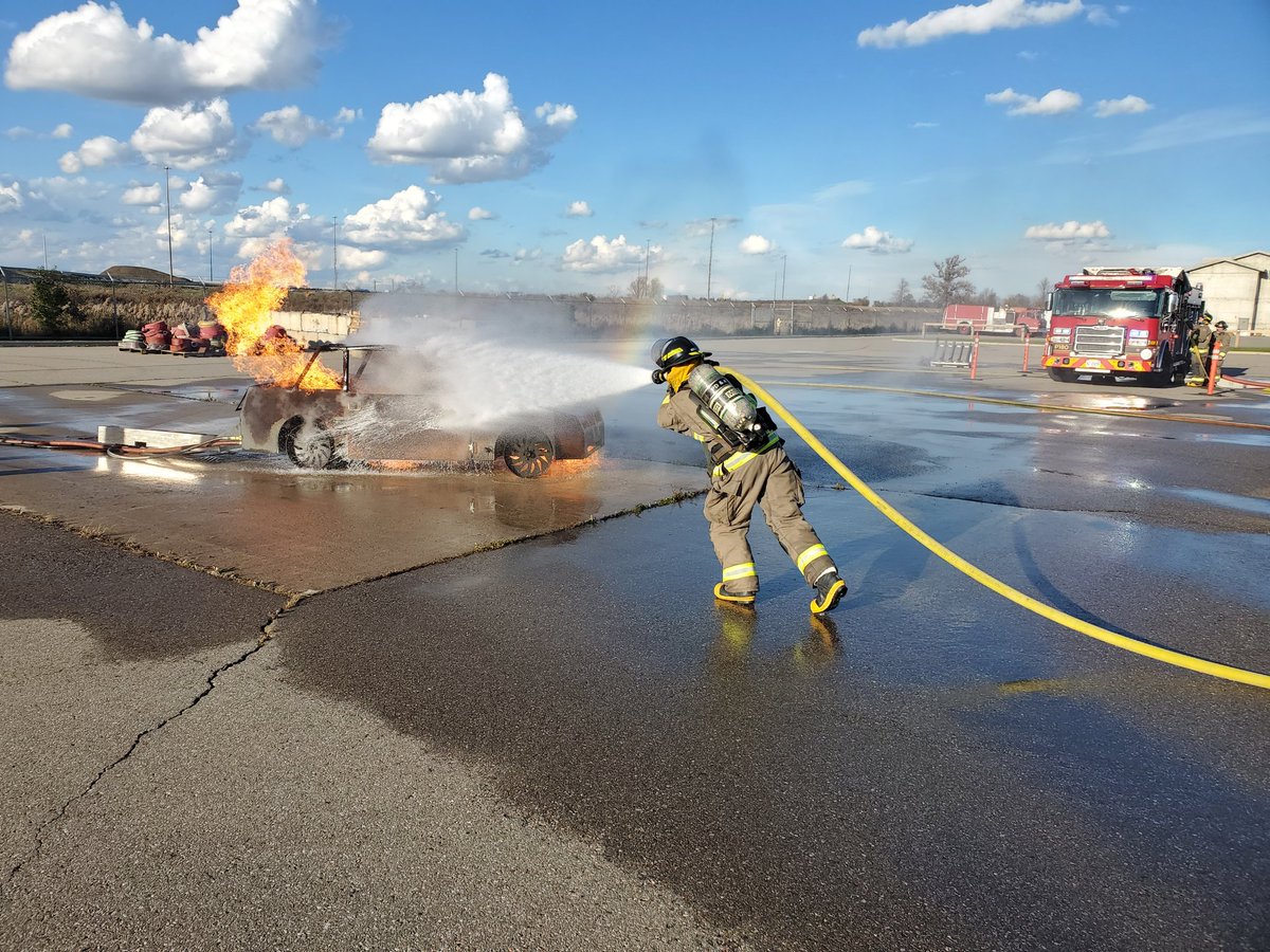 matlee27's tweet photo. Awesome day of propane prop car fires with the 2021 Mississauga Fire Recruits! https://t.co/bO99CyFNng