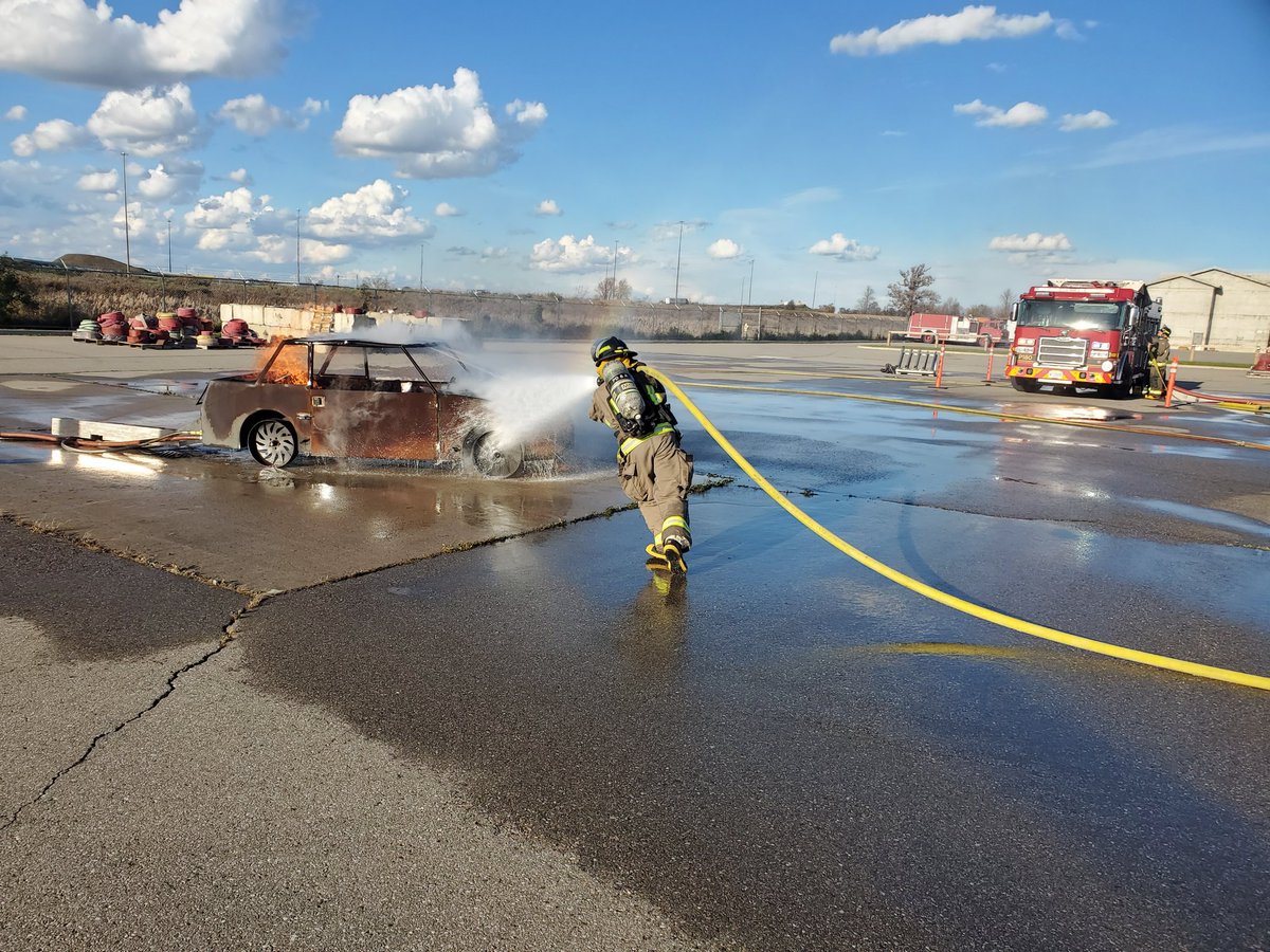 matlee27's tweet photo. Awesome day of propane prop car fires with the 2021 Mississauga Fire Recruits! https://t.co/bO99CyFNng