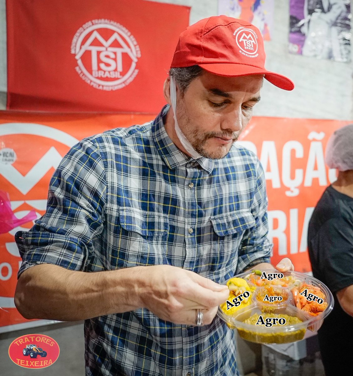 TratoresTex's tweet photo. Wagner Moura pra mostrar que é "do povo" come uma marmita no acampamento do MST.

E o MST ainda diz que o #agro é morte! https://t.co/HXO2Vj6yEx