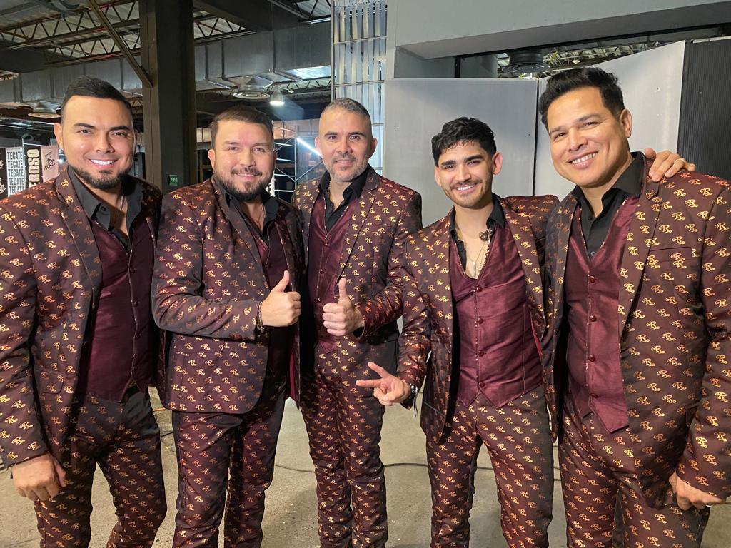 TvsEspectaculos's tweet image. .@ElRecodoOficial lamentó la situación por la que atraviesa Carmen Salinas. Desearon que la actriz se recupere pronto y recordaron que fue su madrina en “El show de la R”, durante la pandemia. El Recodo se presentó ante 30 mil personas en el PA’L NORTE.