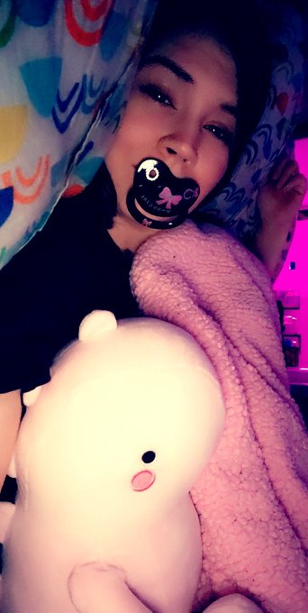 Lizzziiieeee🖤 - 1 pic. I need a snuggle buddy tonight 😭 https://t.co/xNVWFY5j0S