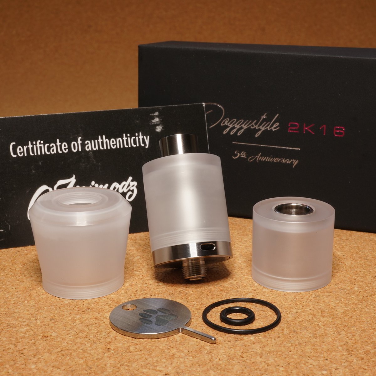 VAlphaline's tweet photo. Animodz|Doggystyle 2K16 5th Anniversary Box + Woof Tank set 入荷。国内入手困難の大人気 RTA です。使用感さえもほとんど気になる事なくコンデションは極上!その上、Woof Tank(良品)が付属しますので、お見逃し無く!😎😎😎 DM大歓迎 #Animodz #DoggyStyle #2K16 #RTA #HighEnd #Vape #vape放出 https://t.co/rnVJZ8JvPp