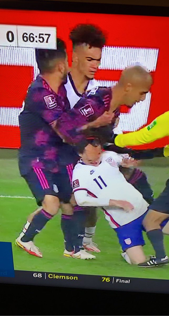 isnickwright's tweet photo. This is a red, why no var here?  #USAvMEX https://t.co/7j4ZzZG495