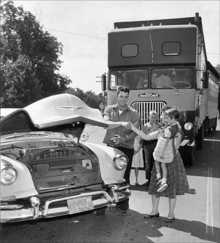 churchofpayton's tweet photo. 1961: @Teamsters are known as “Knights of the Highway” during the 1950s and 1960s for always helping motorists.
#Teamsters #TeamsterHistory #KnightsOfTheHighway https://t.co/GjEocc85ig